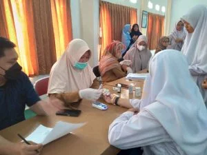 Pengecekan HB murid kelas X Putri oleh PUSKESMAS CIKALAPA