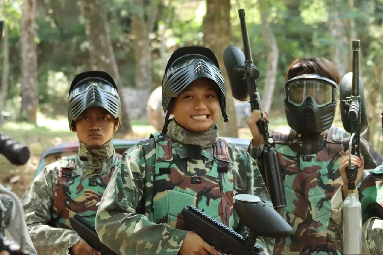Santri As-Syifa sedang bermain paintball