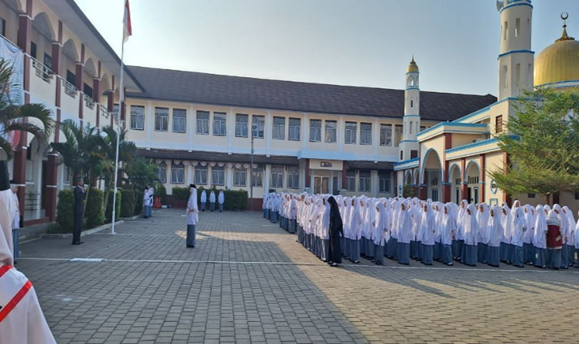Menumbuhkan Rasa Cinta Tanah Air Melalui Kegiatan Upacara Bendera