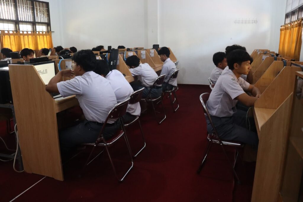 Murid Kelas 12 Sedang Menjalani TKA 