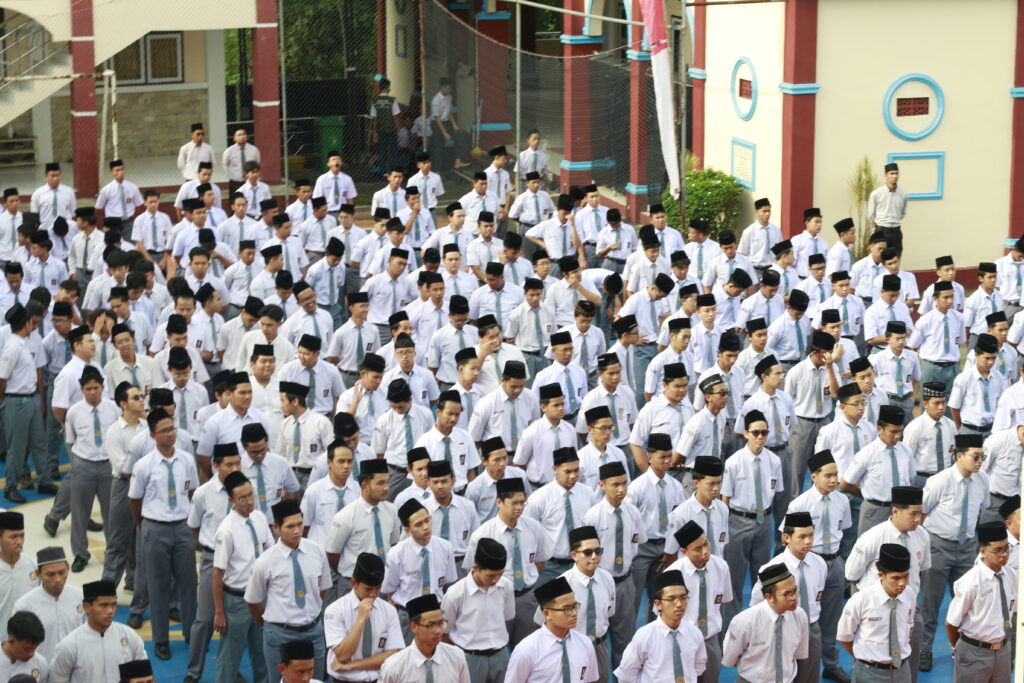 Santri sedang Berbaris untuk Upacara Hari Guru