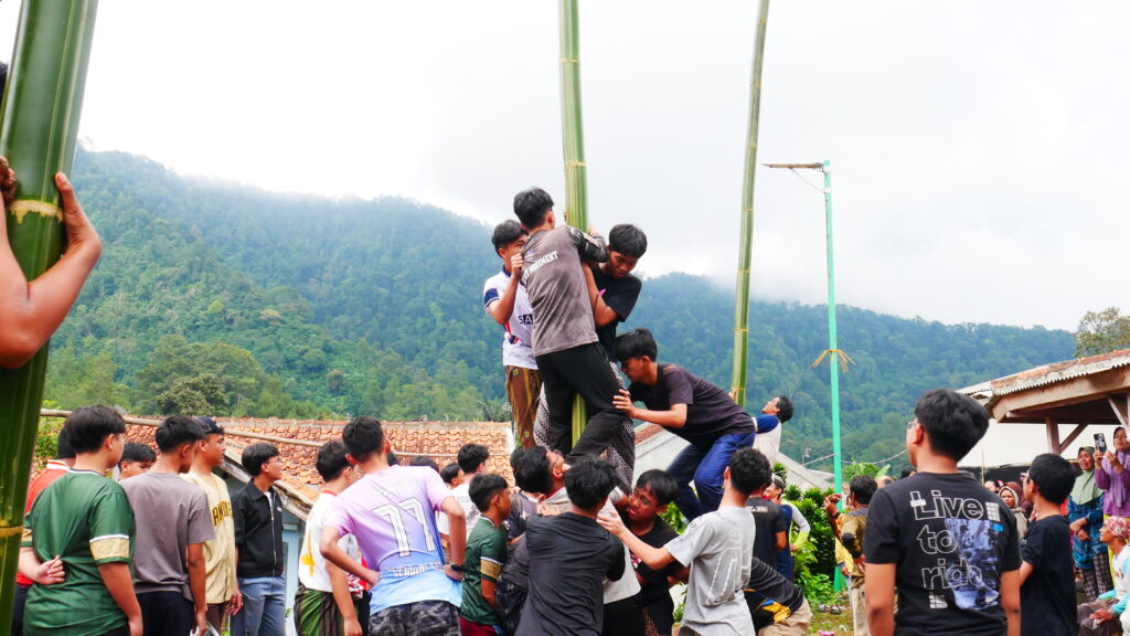 Lomba Panjat Pinang, pada Malam Harinya, diadakan Malam Akrab.
