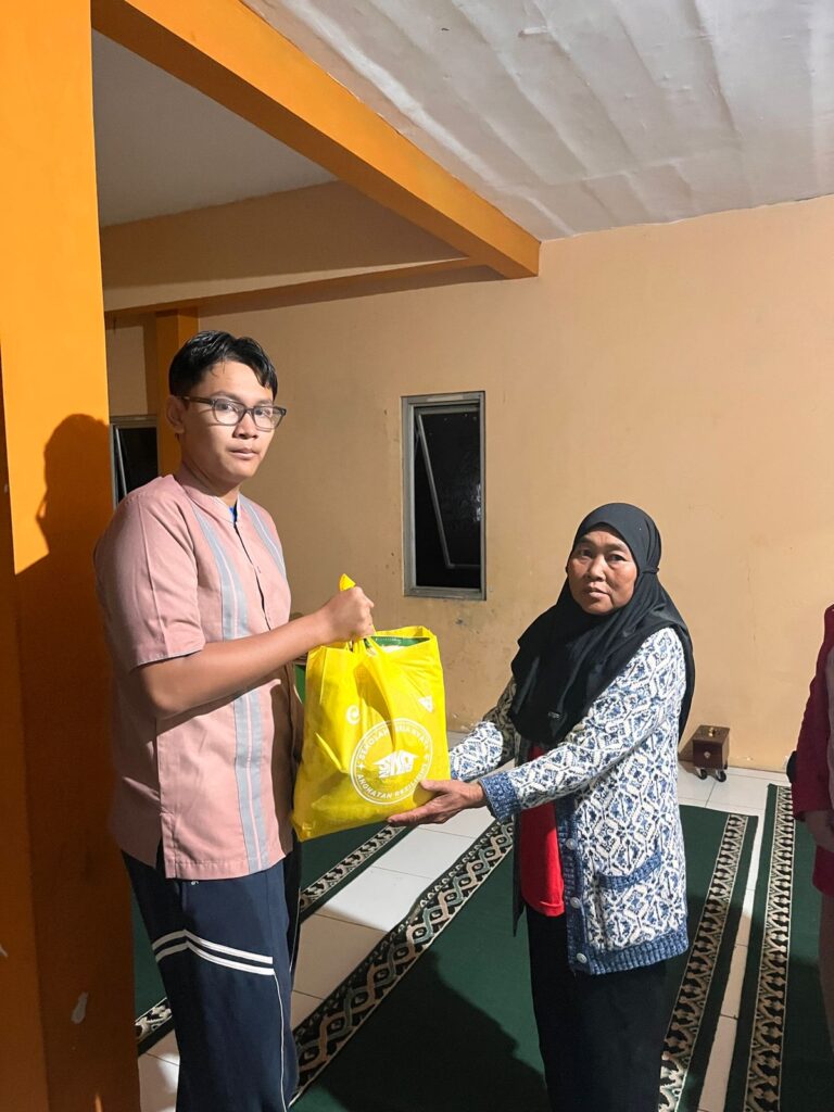 Penyerahan Bansos oleh Santri