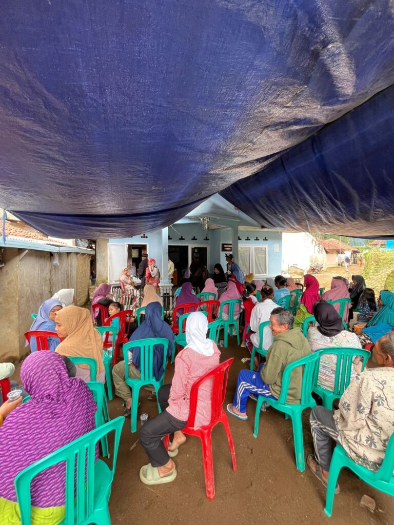 Warga Cikendung sedang Mengantri untuk medical check-up