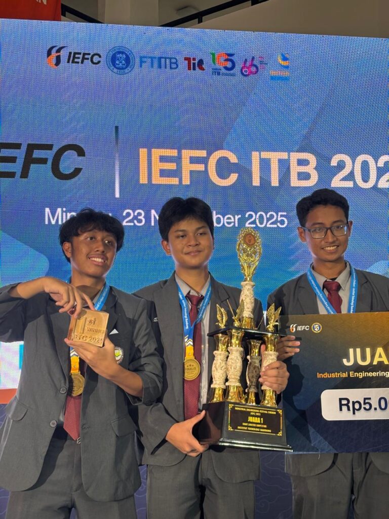 Para Santri Pemenang IEFC ITB saat di Panggung