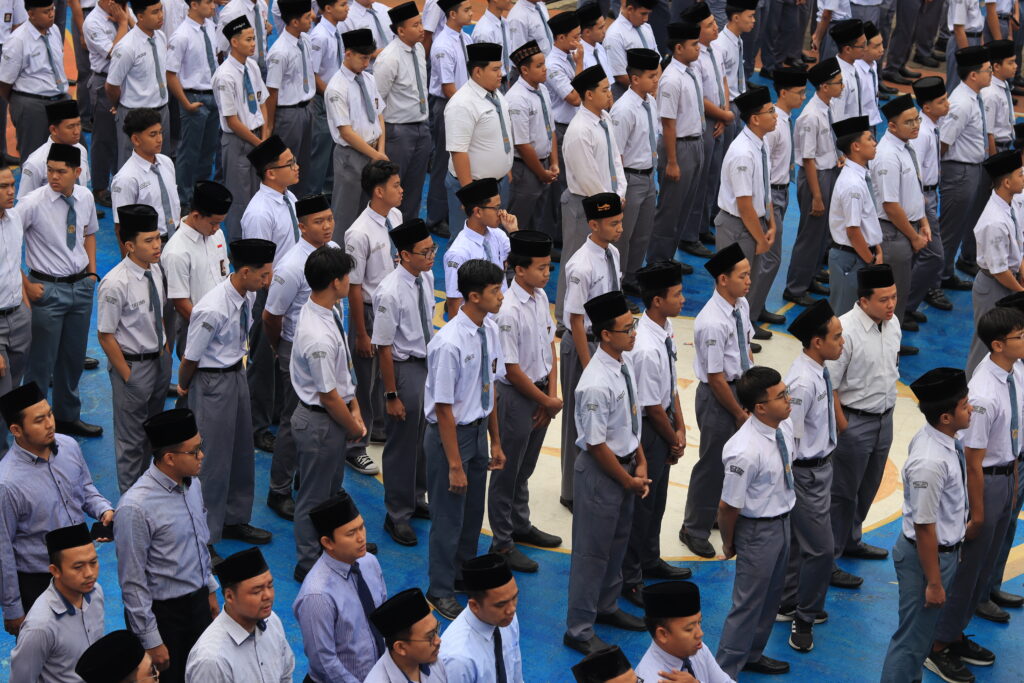 Para Santri sedang Berbaris untuk Apel Milad.