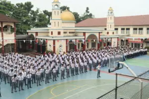 Santri Berbaris dengan Rapi untuk Upacara 17 Agustus