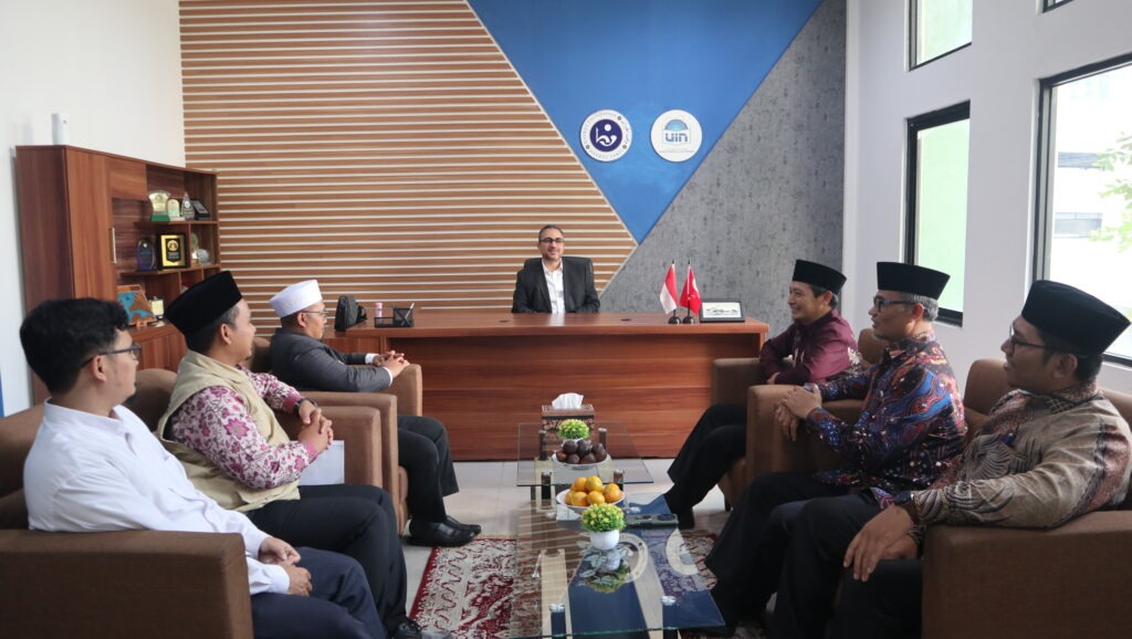Kunjungan delegasi SMAIT As-Syifa Wanareja ke Hayrat Foundation untuk program kepemimpinan global