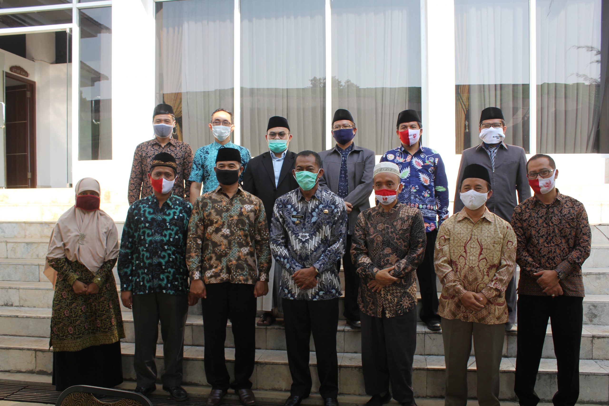 Foto Bersama Jajaran Pengurus Yayasan dan Bupati Subang