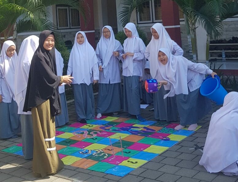 BANGUN KETERAMPILAN BERBICARA BAHASA ARAB SISWA MELALUI PEMBELAJARAN KOLABORASI COOPERATIVE LEARNING TEAMS GAMES TOURNAMENTS (TGT)- GIANT LADDER SNAKE