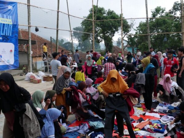 SKN Putra 2025 Gelar Bazaar Murah: Semai Rasa Kepedulian Santri