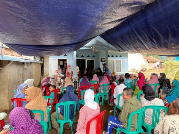 SKN Putra 2025, Santri Berikan Berbagai Bansos Kepada Warga Desa Cikendung