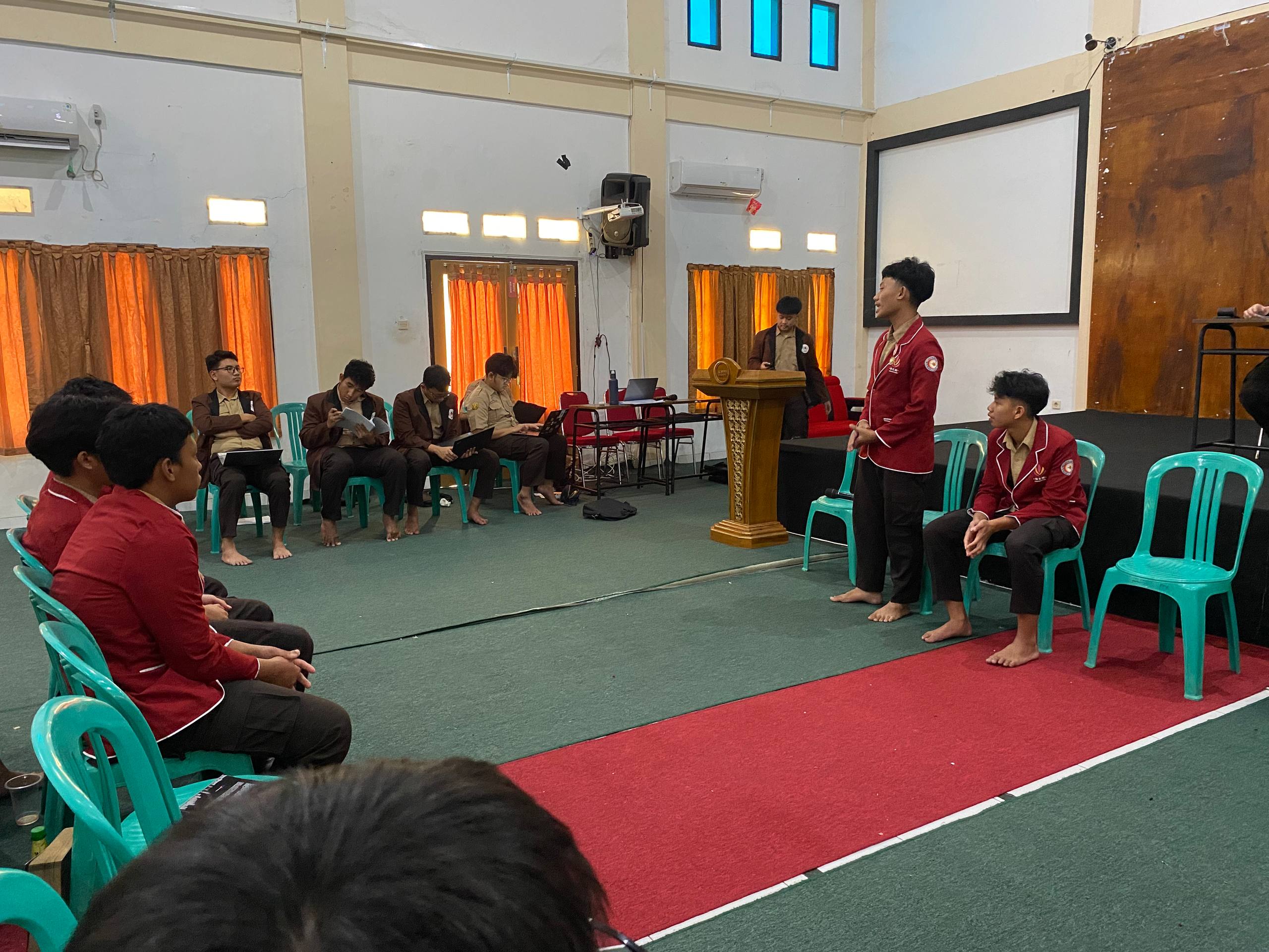 Pengurus BEM sedang Menghadapi Sidang LPJ BEM