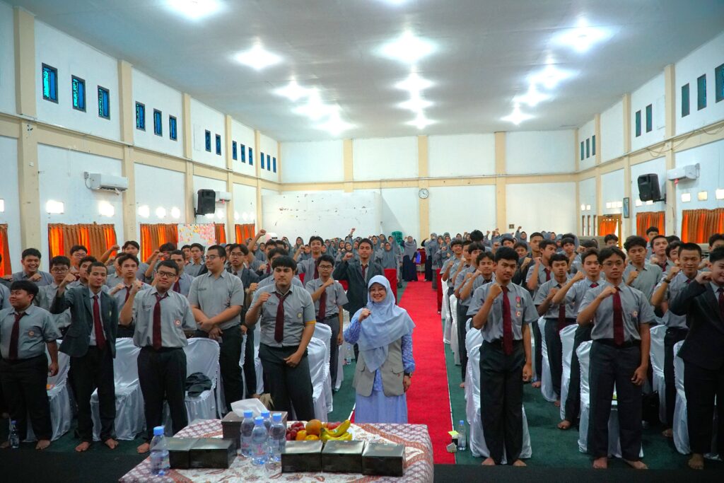 take a picture together with IPB University lecture